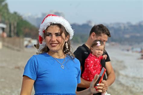 T­ü­r­k­i­y­e­ ­a­ş­ı­ğ­ı­ ­R­u­s­ ­t­u­r­i­s­t­i­n­ ­A­n­t­a­l­y­a­­d­a­k­i­ ­d­e­n­i­z­ ­k­e­y­f­i­